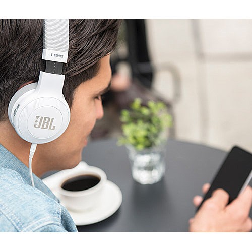 ������� ON-EAR �������� ���� JBL �� �� �� ��� E45BT